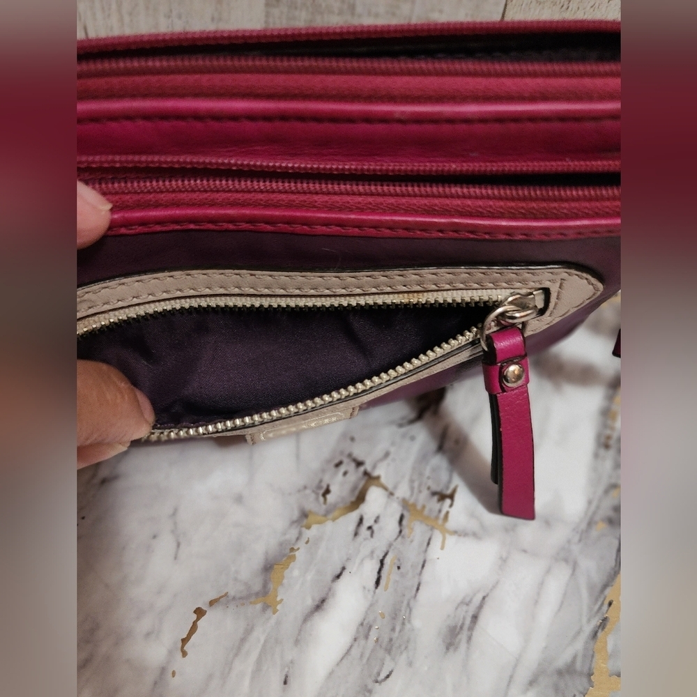 🌷Vintage Coach Daisy Leather Double Wallet / Wrislet in Magenta and Purple🌷 - Picture 4 of 15